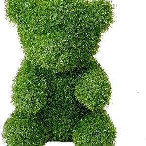 Ourson assis gazon synthétique